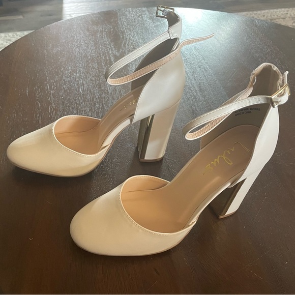 Brand new cream and gold lulus heels! Size 7 - Picture 3 of 6